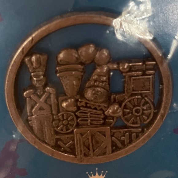 3 Hallmark Collector's Pins - Picture 3 of 7